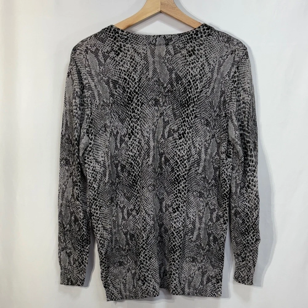 🧢Michael Kors Gray black cotton blend animal  print V-Neck Sweater